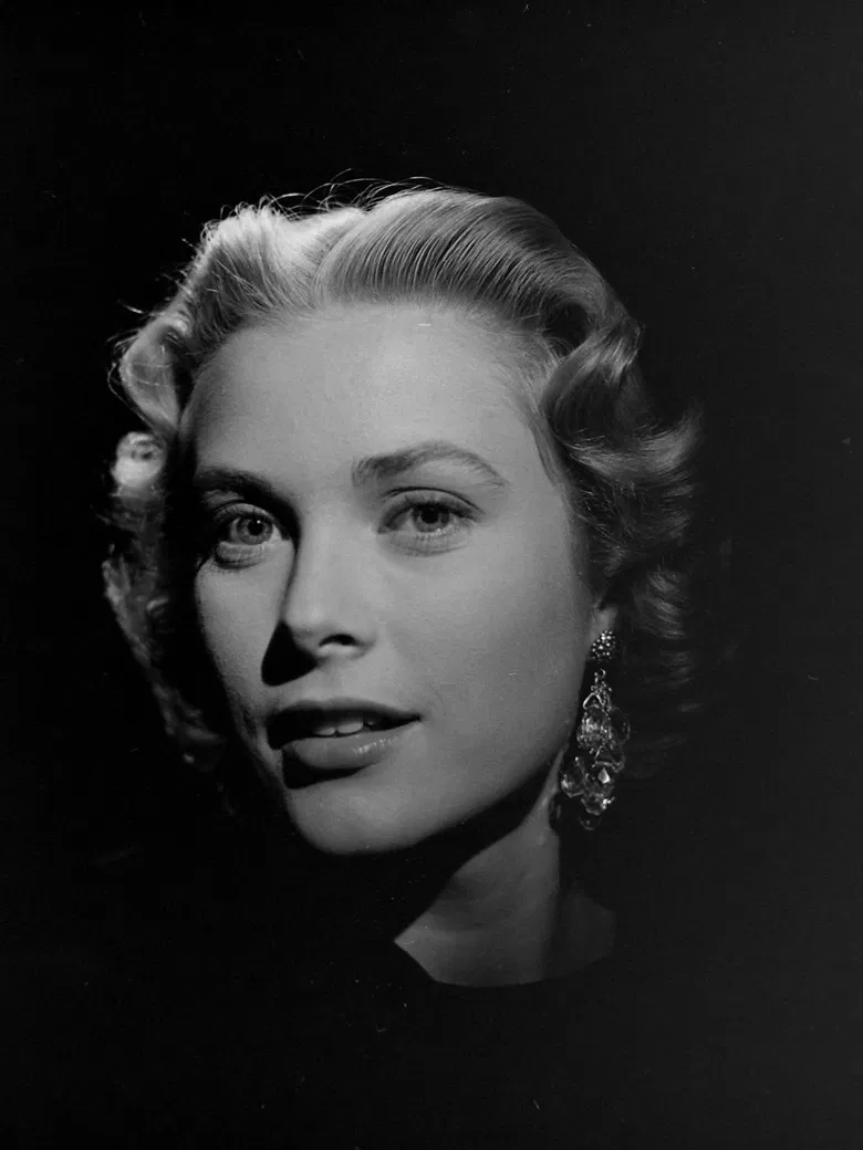Grace Kelly – Hollywoods tragische Prinzessin poster background