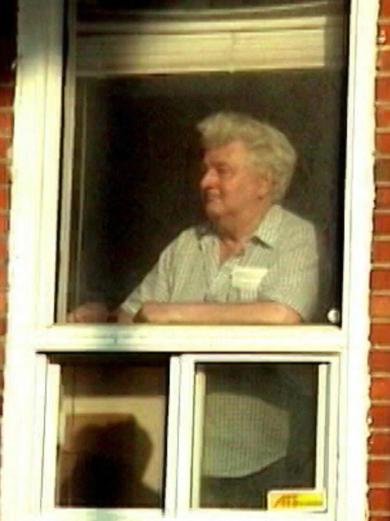 L'homme et la fenêtre poster background