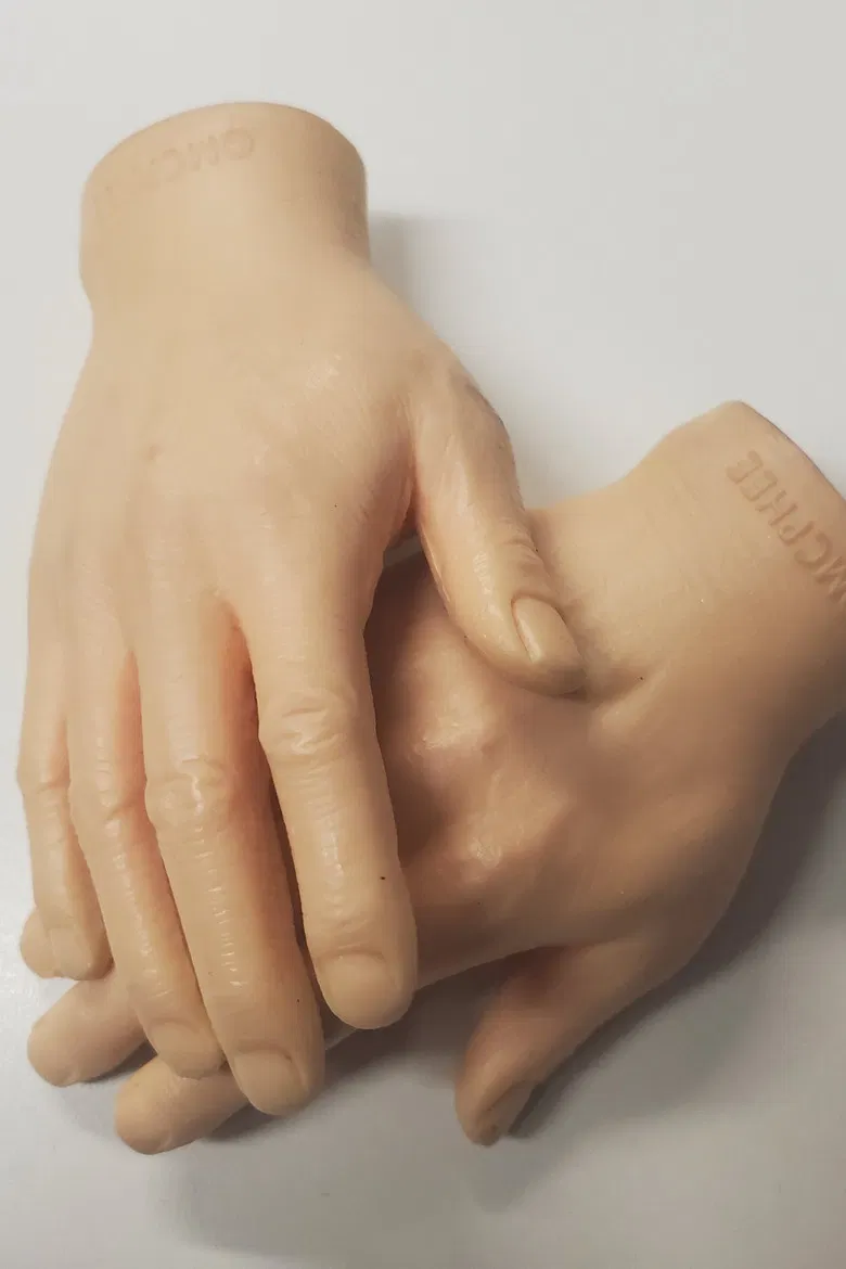 Les Petites Mains poster background