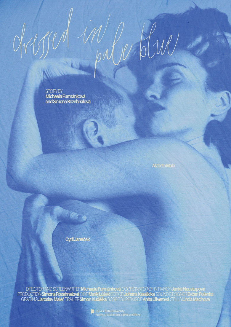 V bleděmodré oblečeni poster background