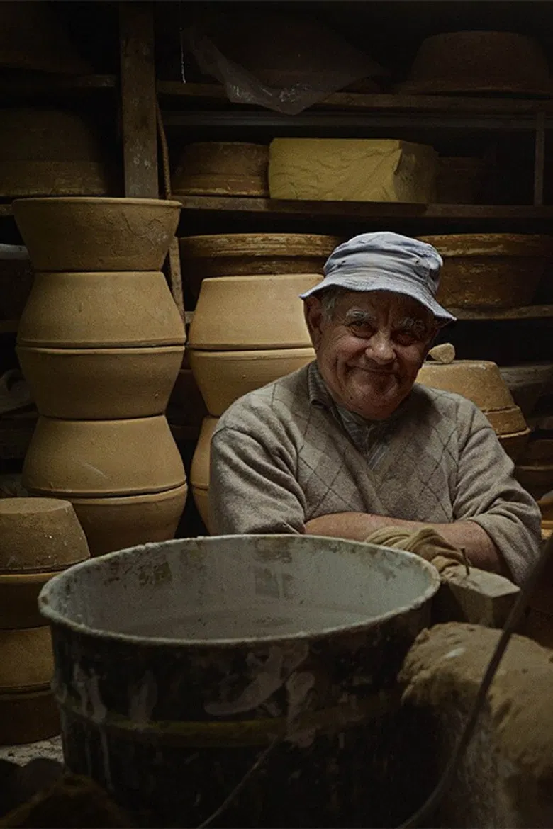 As Sete Vidas da Argila — Vozes e Retratos das Fábricas de Cerâmica da Ria poster background