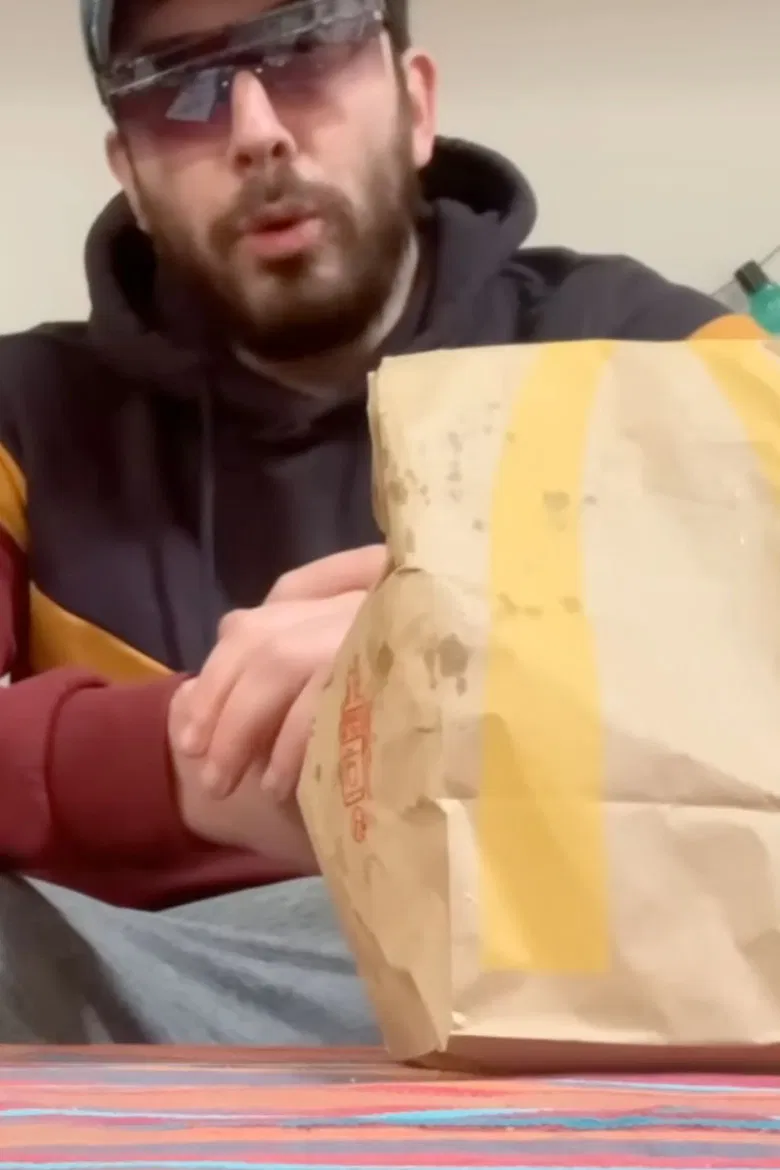 Il s'encule en pleine conscience un do mac chez lui en 10 minutes ! poster background