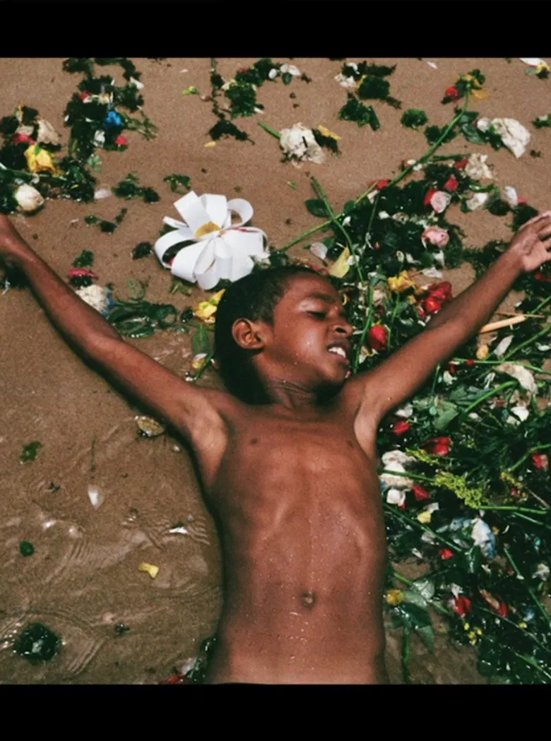 “Às vezes os olhos brilham a ponto de marejar.” poster background