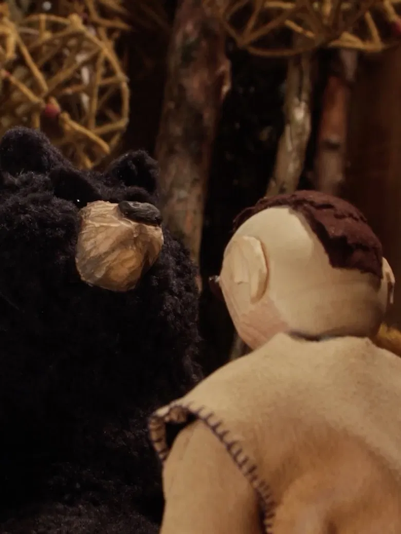 Le clan de l'ours poster background