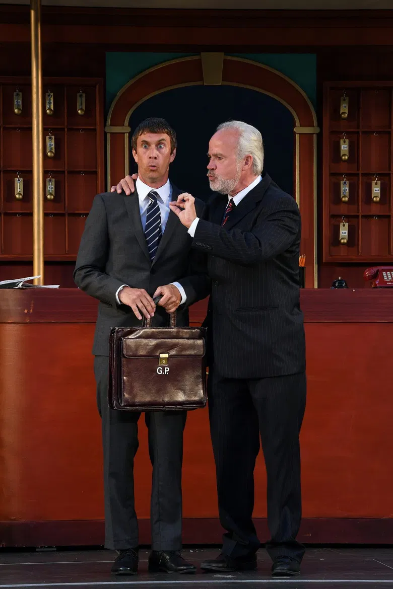 Hotelliggaren poster background