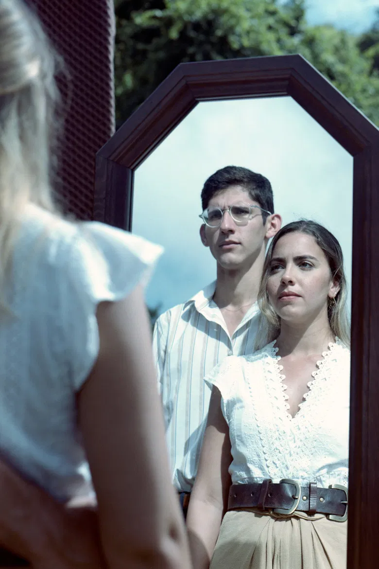 Grietas de Oro poster background