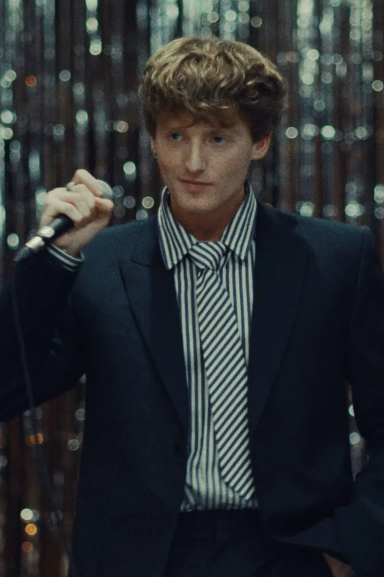 Elliott: La camisa negra poster background