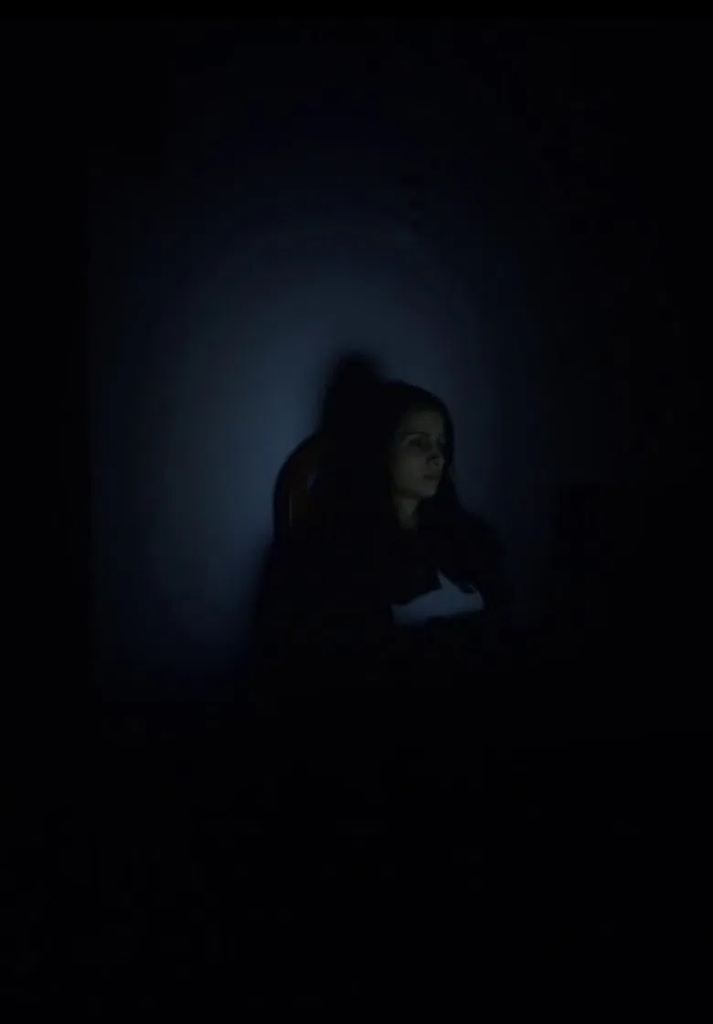 În care eroina se ascunde și apoi are parte de o întâlnire neașteptată poster background