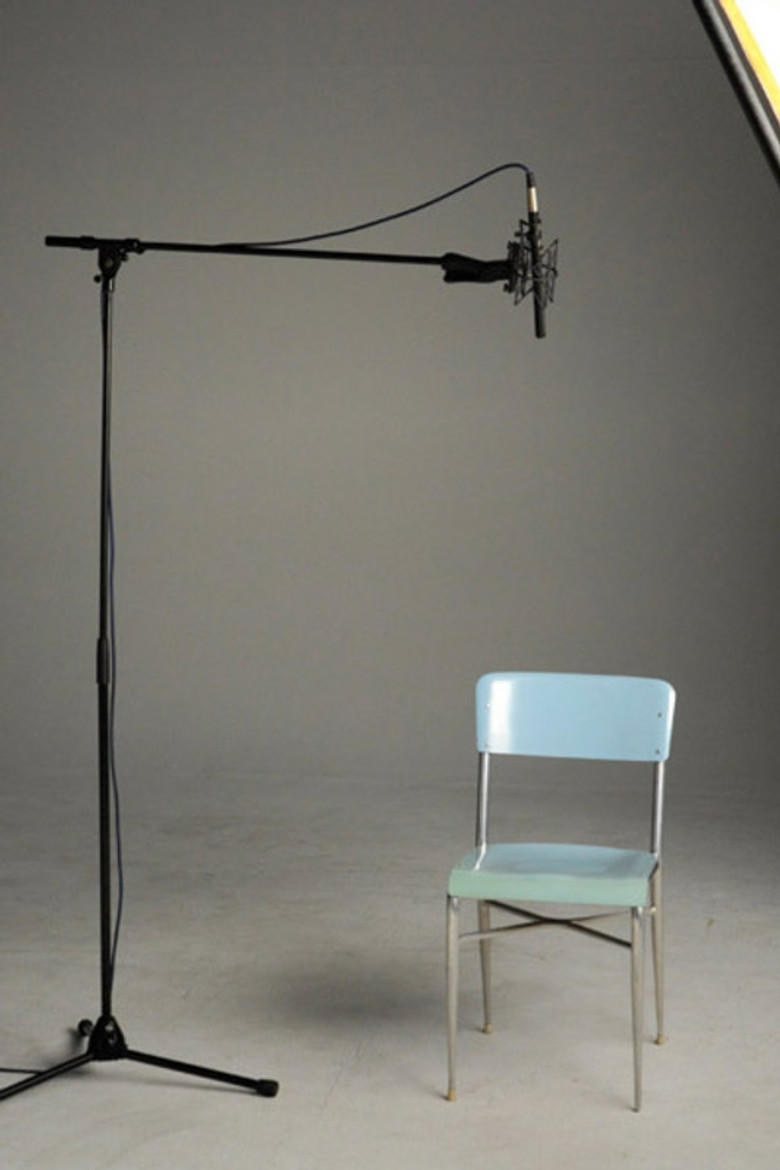 Eine Schauspielerin versucht zu weinen poster background