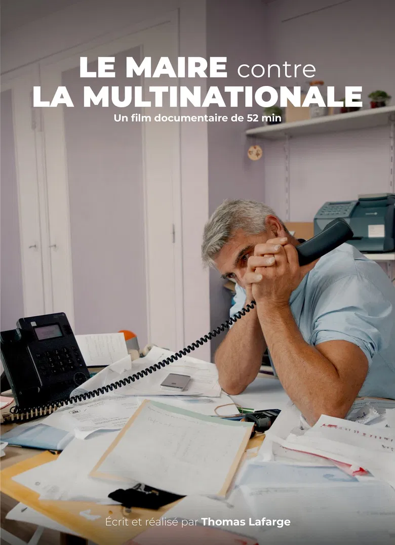 Le maire contre la multinationale poster background