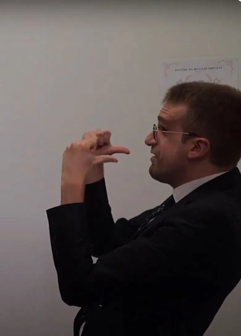 Deux Pouces poster background