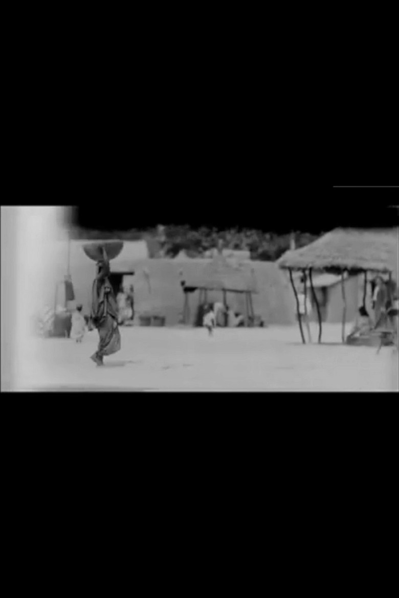 Femme Ouolofe (Sénégal) en marche avec poids sur sa tête poster background