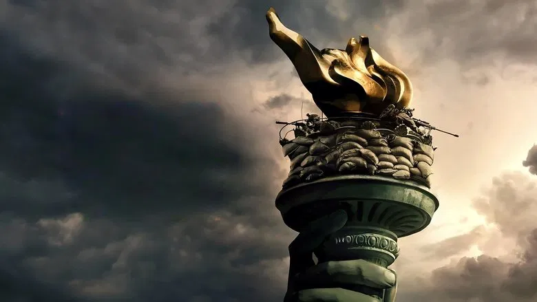 Kirsten Dunst as Lee photographing a conflict zone