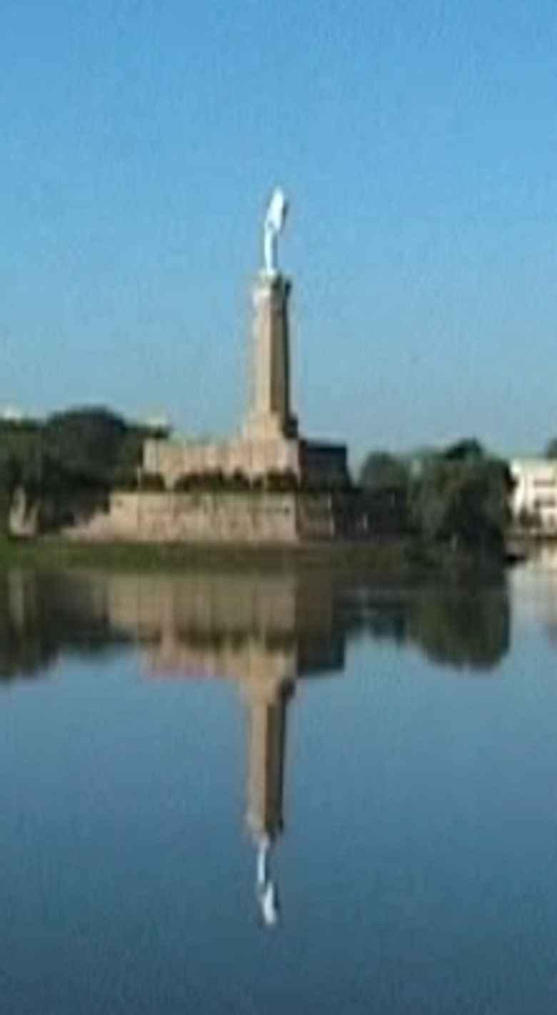 L'Œil lourd du voyage mécanique poster background