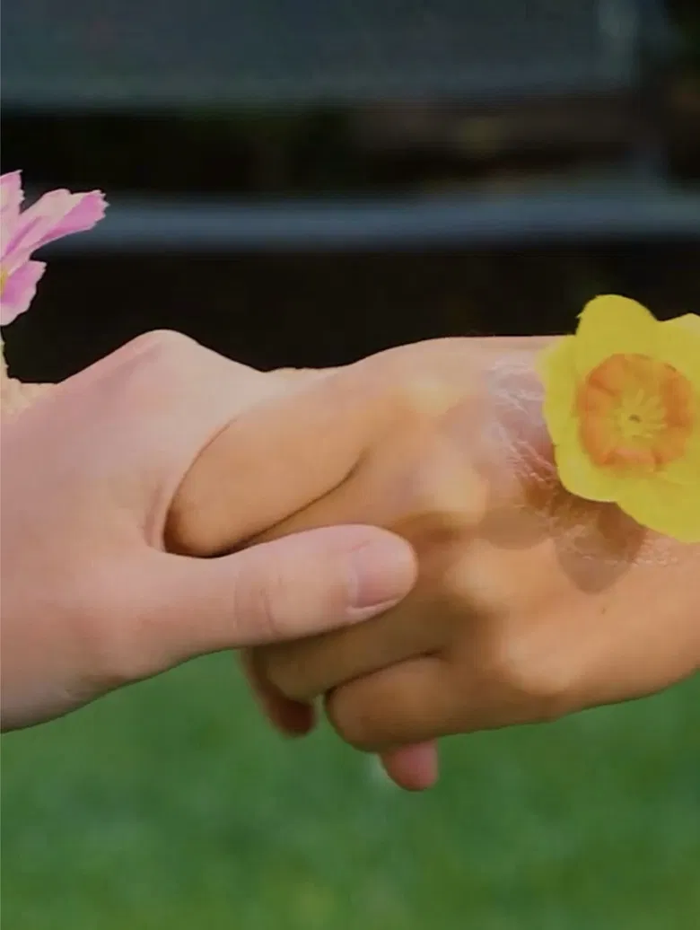 Mano de Flor poster background