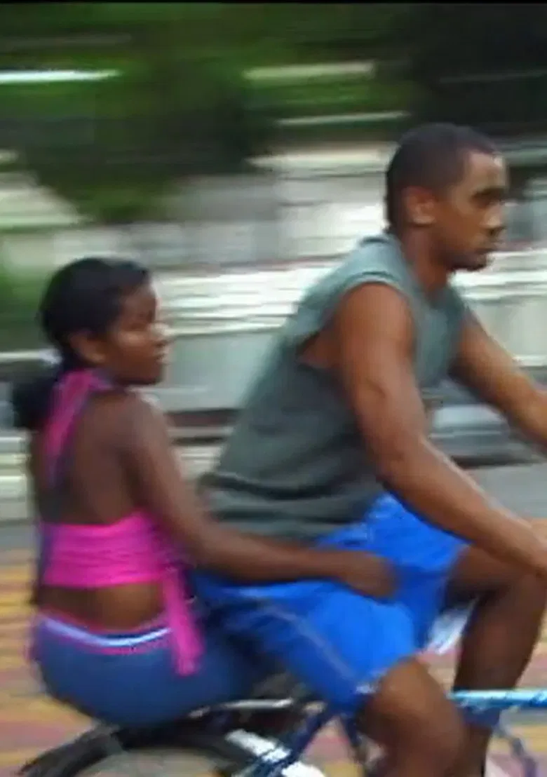 Invisíveis Prazeres Cotidianos poster background